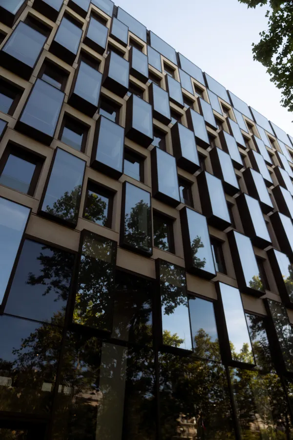 Opakující se geometrie oken moderní budovy